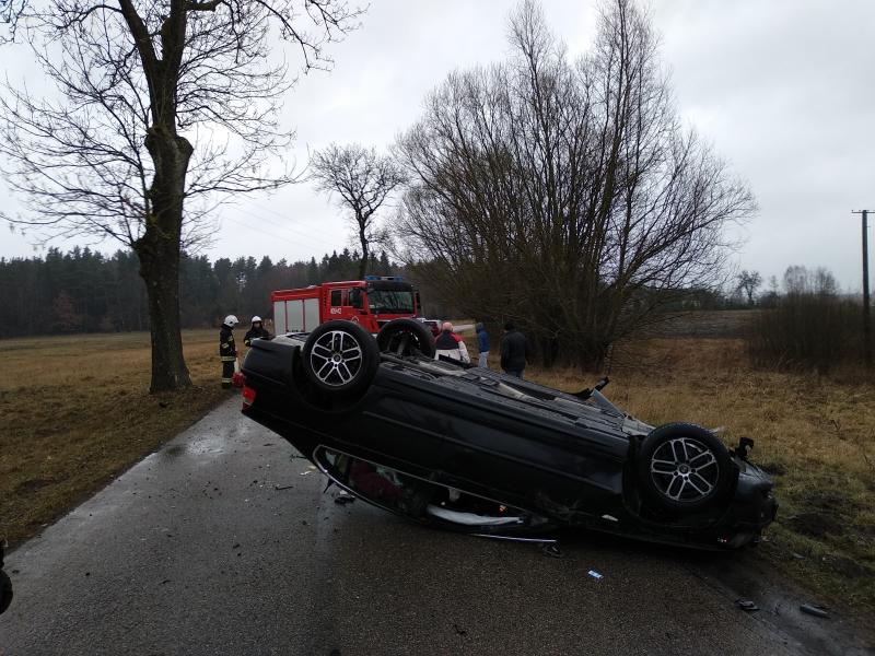 Wypadek pod Tychowem! Zderzyły się dwa auta - dachowało BMW.